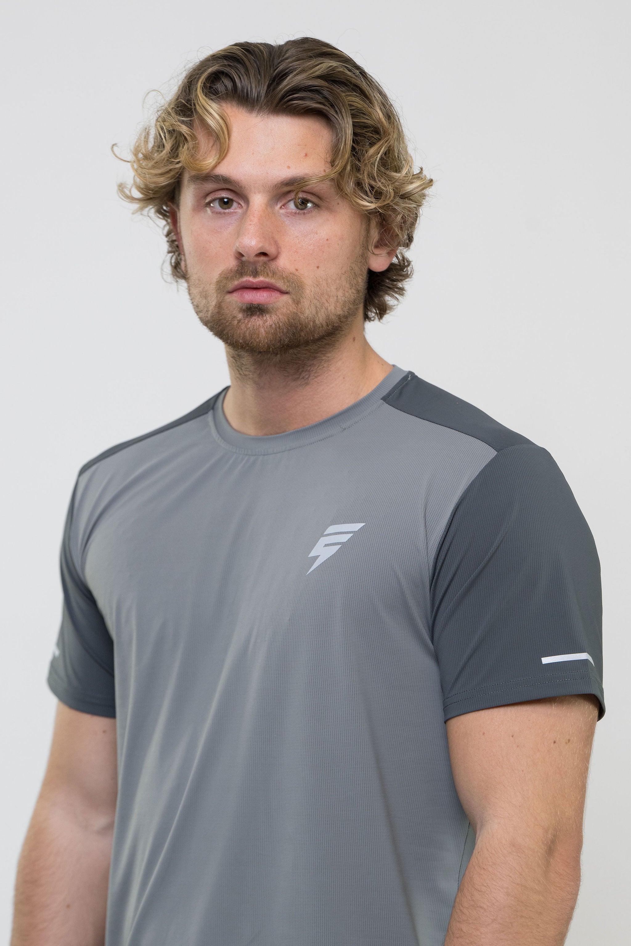 TRACK TEE - LIGHT GREY/GREY