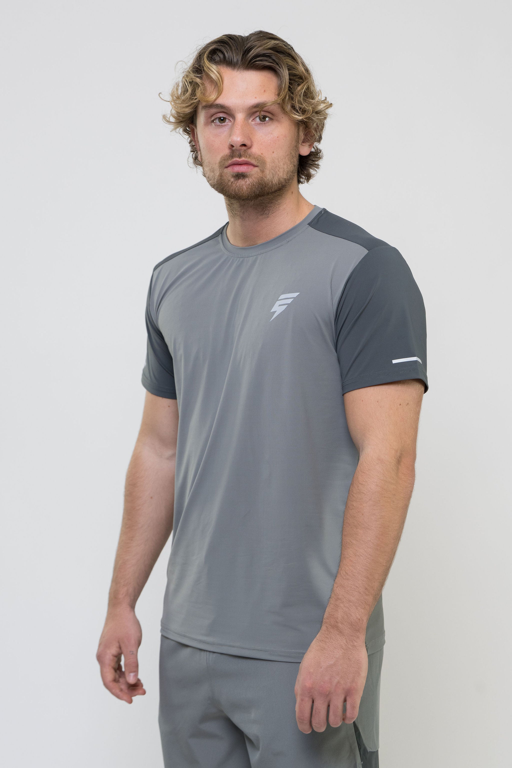 TRACK TEE - LIGHT GREY/GREY