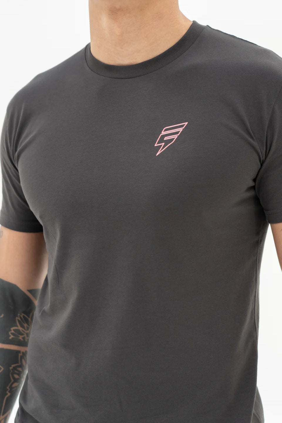 MOUNT TEE - COAL/RED