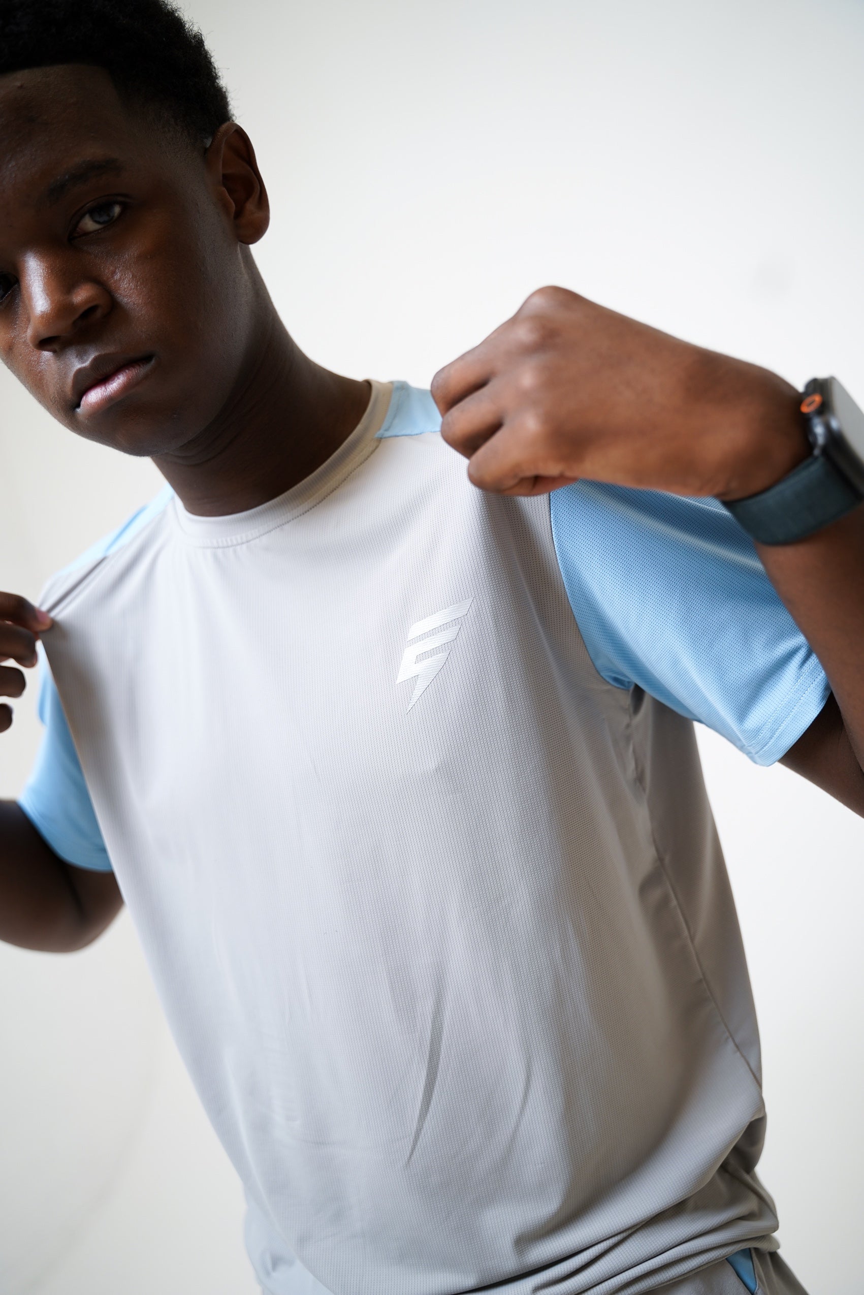 SPLIT TEE - LIGHT GREY/BABY BLUE